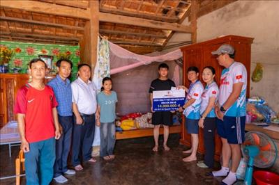 MÓN QUÀ NHỎ ĐẾN VỚI CẬU HỌC SINH NGHÈO TRƯỚC KỲ THI TỐT NHIỆP THPT