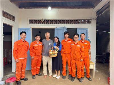 CHI ĐOÀN THANH NIÊN CÔNG TY THỦY ĐIỆN BUÔN KUỐP HỖ TRỢ SỬA CHỮA HỆ THỐNG ĐIỆN CHO HỘ GIA ĐÌNH CHÍNH SÁCH