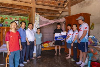 MÓN QUÀ NHỎ ĐẾN VỚI CẬU HỌC SINH NGHÈO TRƯỚC KỲ THI TỐT NHIỆP THPT