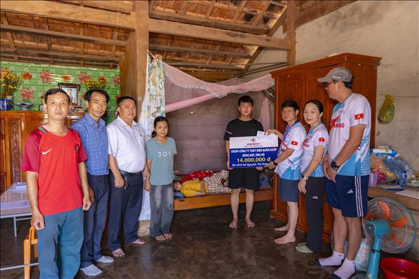 MÓN QUÀ NHỎ ĐẾN VỚI CẬU HỌC SINH NGHÈO TRƯỚC KỲ THI TỐT NHIỆP THPT