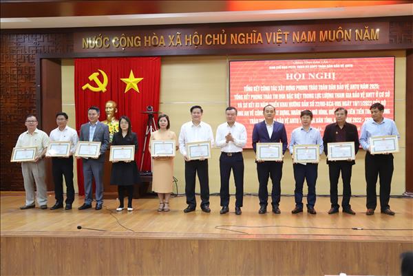 CÔNG TY THỦY ĐIỆN BUÔN KUỐP ĐÓN NHẬN BẰNG KHEN CỦA CHỦ TỊCH UBND TỈNH ĐẮK LẮK VỀ THÀNH TÍCH XUẤT SẮC TRONG PHONG TRÀO BẢO VỆ AN NINH TỔ QUỐC